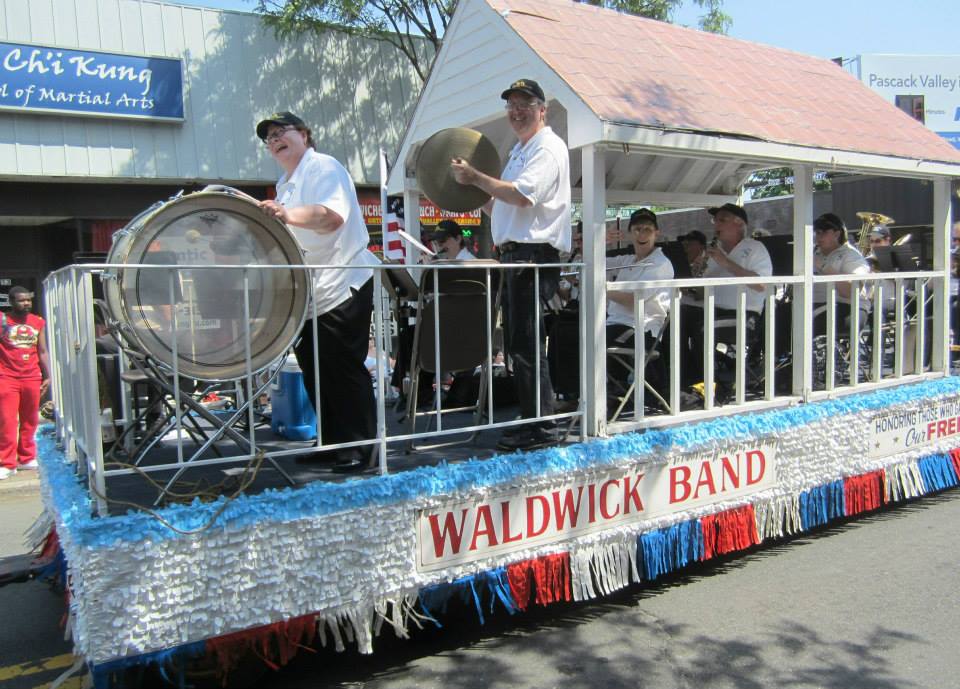 phot of band at parade